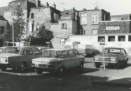 502863 Gezicht op de (tijdelijke) parkeerplaats aan de Pauwstraat te Utrecht. Op de achtergrond de achtergevels van de ...